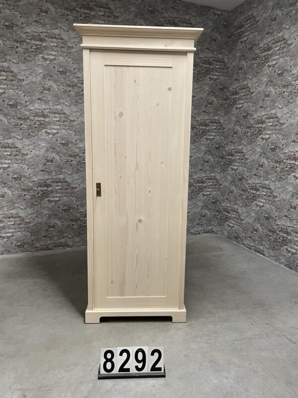 Antiker neuer Weichholzschrank