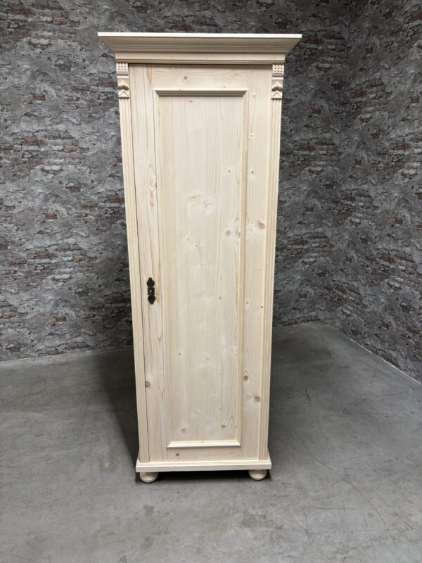 Antiker Kiefernschrank mit 1 Tür