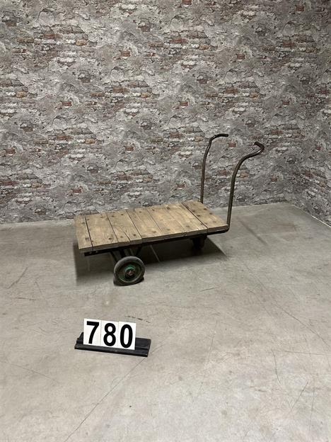 Industrieller Vintage-Trek-Wagen | Trolley