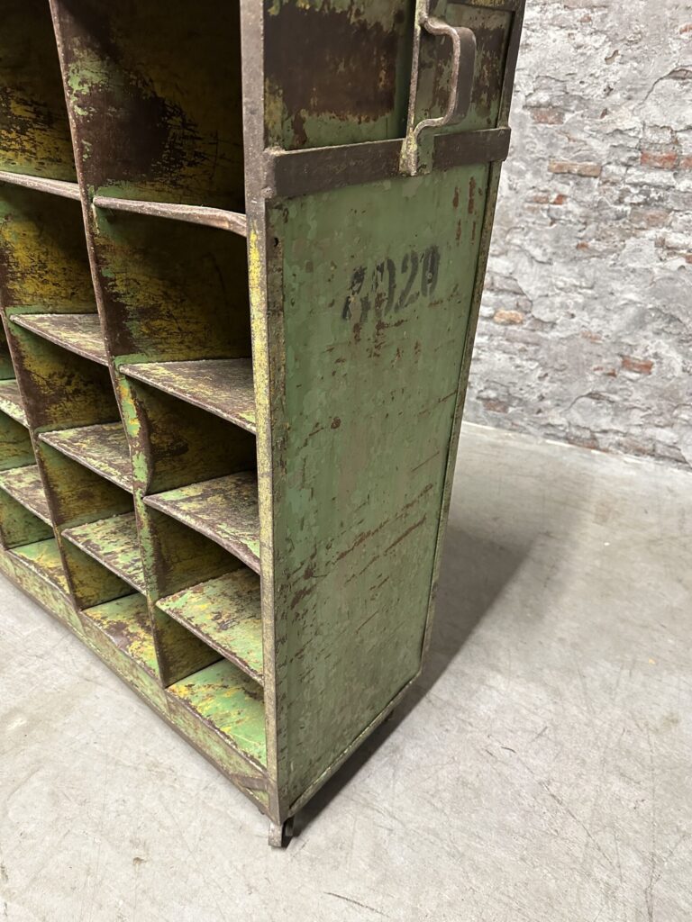 Industrie Meubelen 2025 Nr1043 108x112x37 Artnr243245 (7)