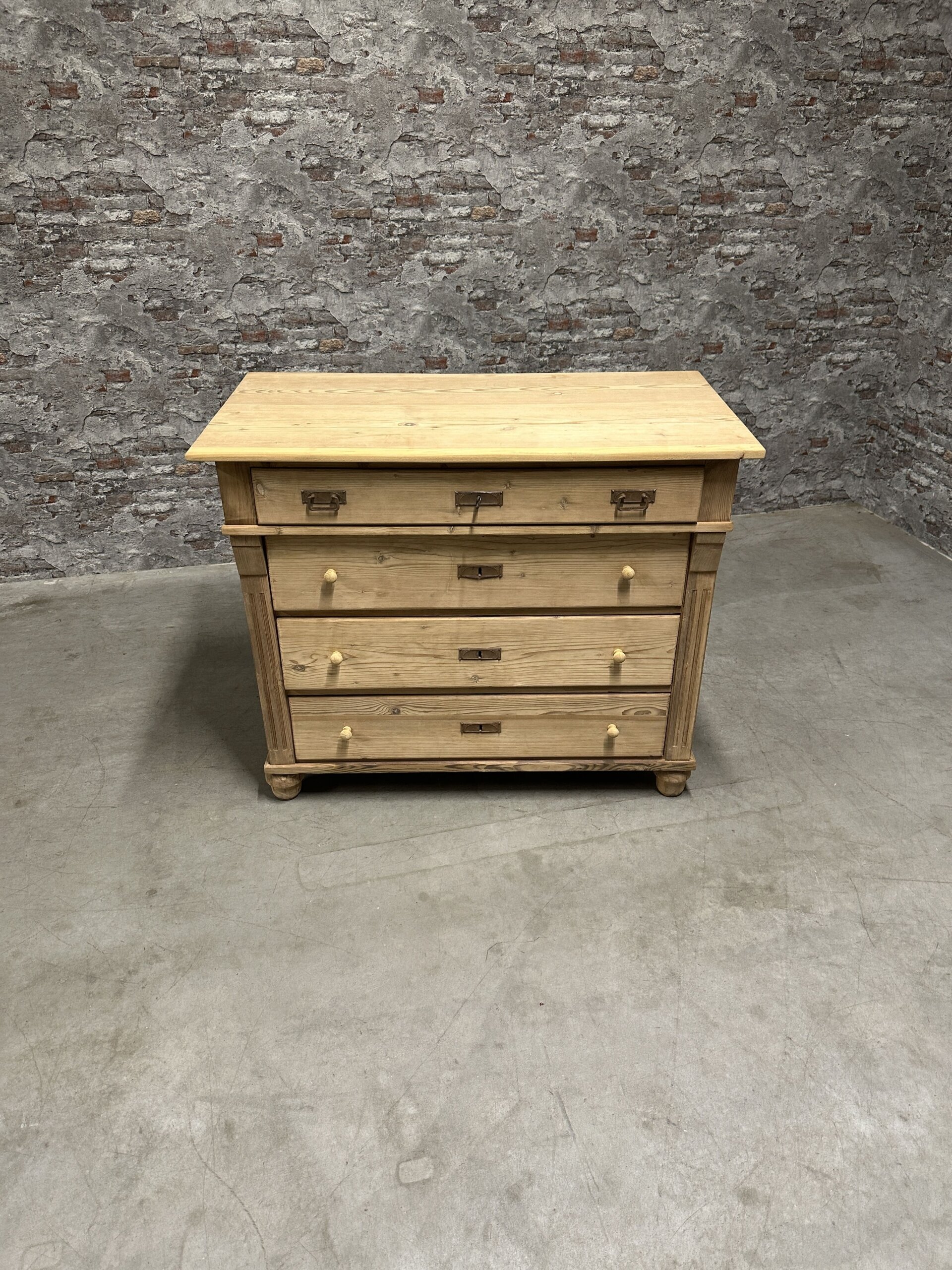 Buy an antique chest of drawers? | Steen Antiek