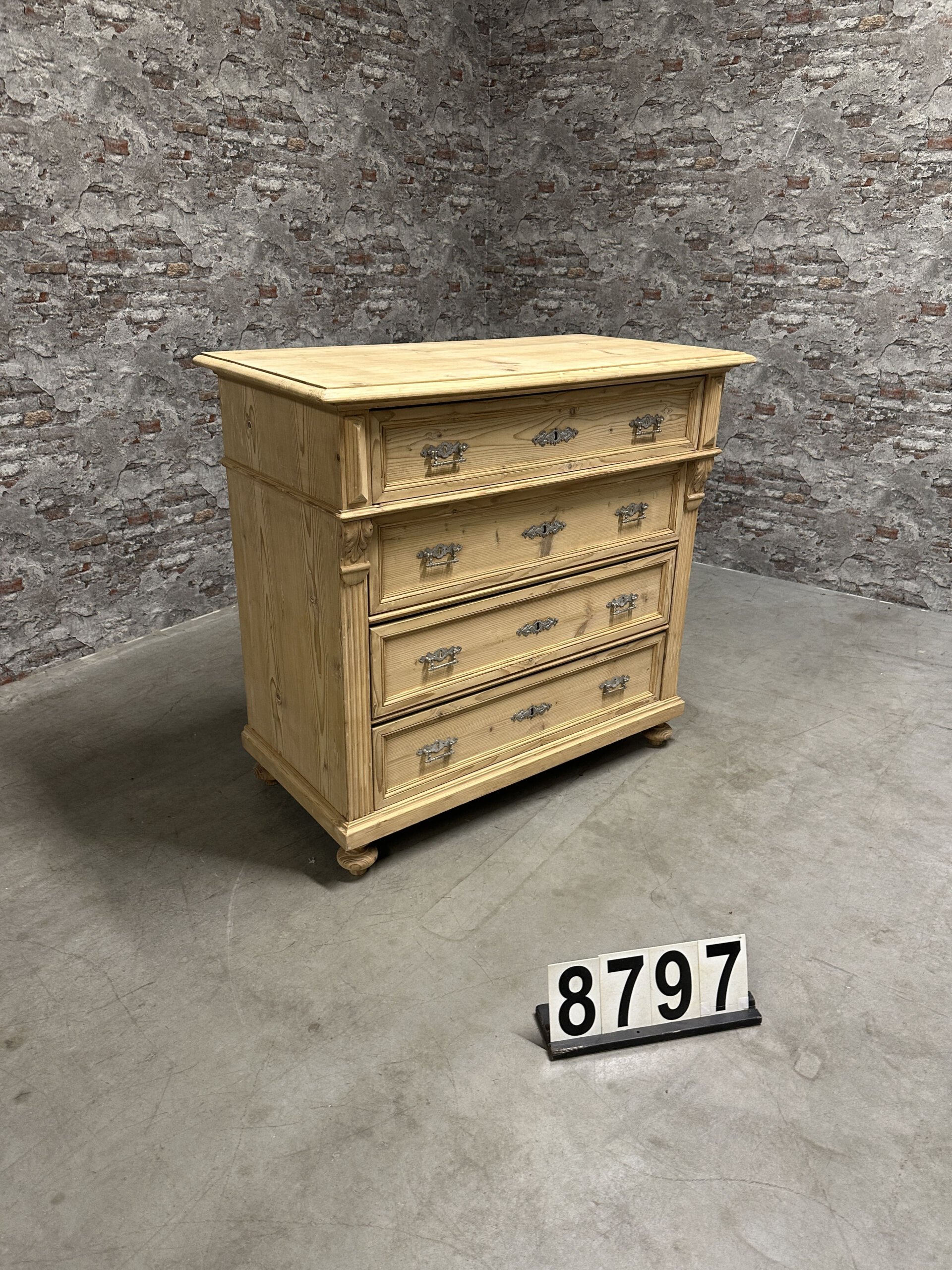 Buy an antique chest of drawers? | Steen Antiek