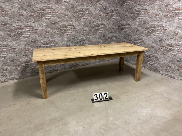 Dining room table/table 302