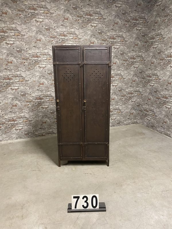 Zeitloser Vintage-Schrank aus Eisen 730