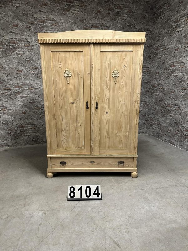 Antique pine wardrobe 8104